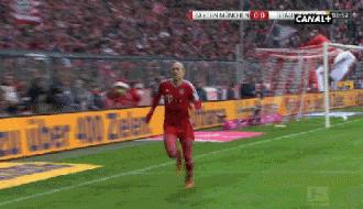 进球庆祝抓草皮吃被红牌罚下,庆祝进球之后被队友打