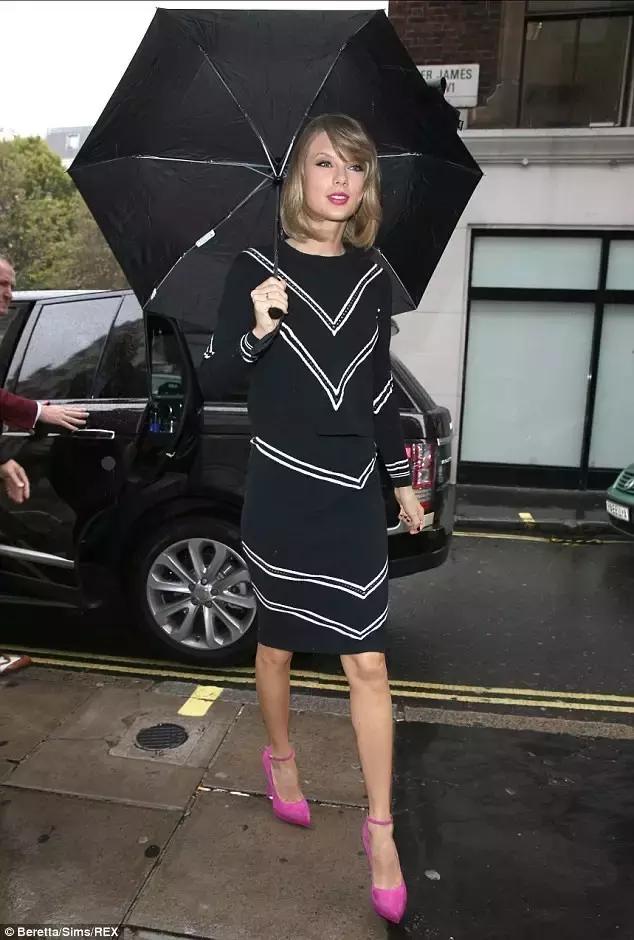 60岁阿姨都穿小白鞋，那我只好穿小粉鞋了