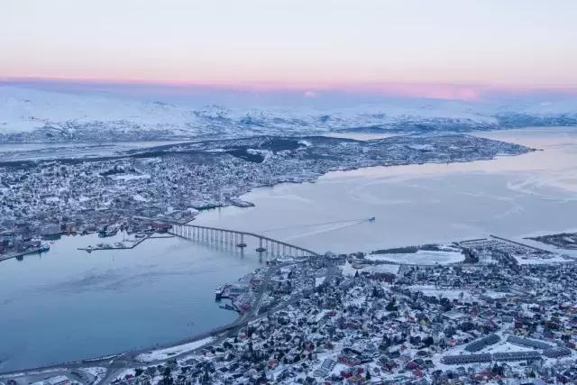 北欧看鲸鱼极光,看极光追逐鲸鱼