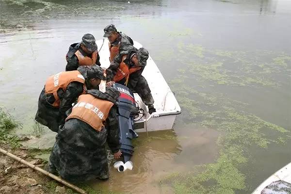 “神勇”冲锋舟：洪峰中架起生命的桥梁