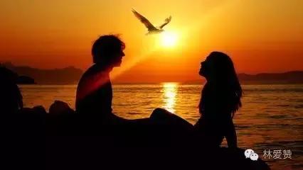 小男孩被小女孩给吸引,男孩被漂亮的女孩盯上