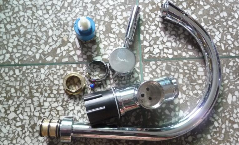 浴缸水龙头冻裂了怎么样维修,浴缸里的水龙头坏了怎么办