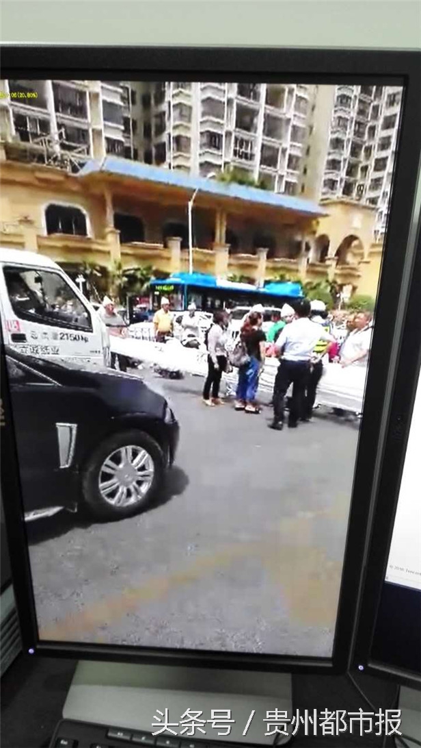 今天下午贵阳天誉城附近群众堵路的真相在这里