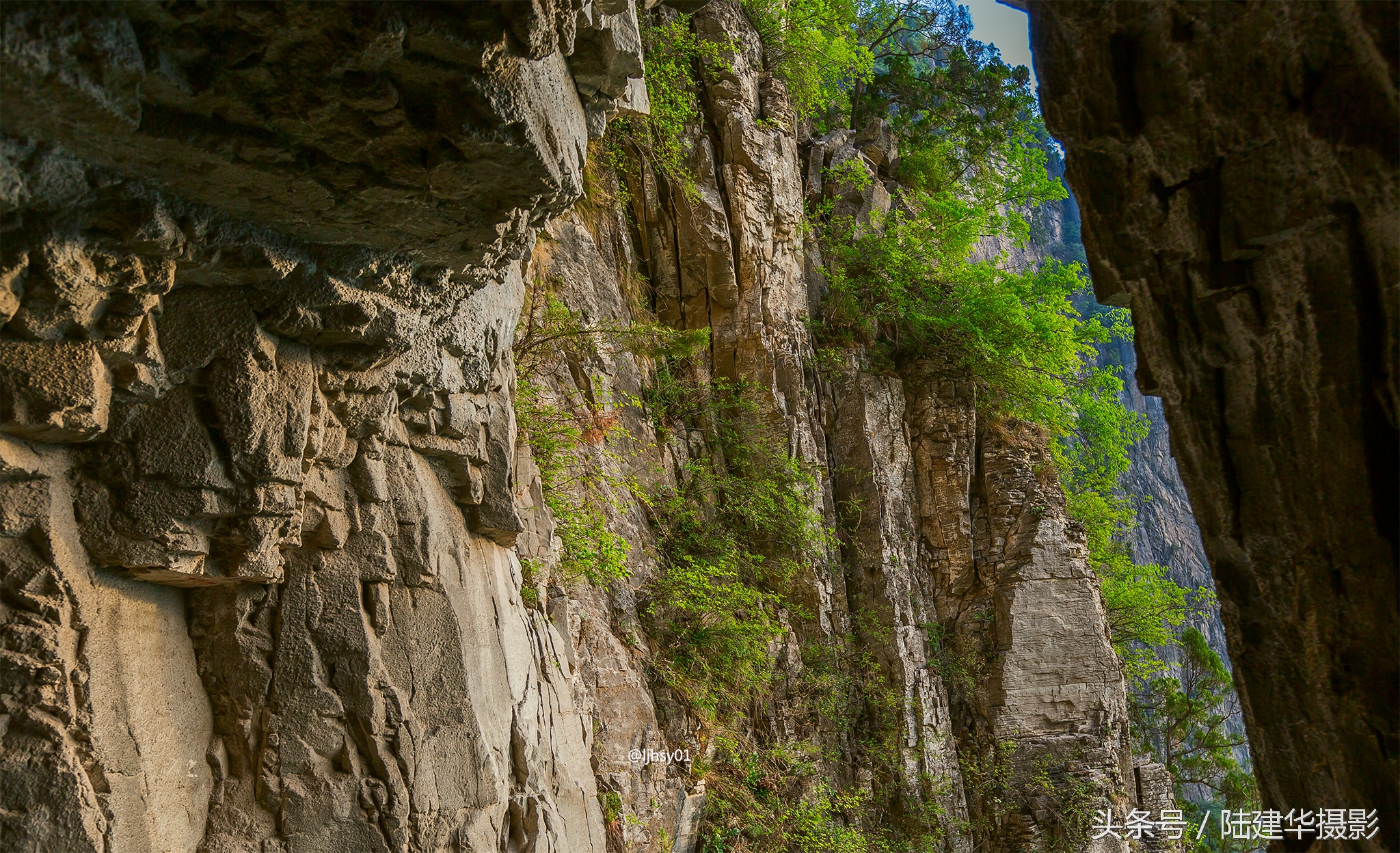 锡崖沟挂壁公路第一视角,锡崖沟悬崖上的挂壁公路