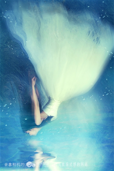 一个女孩一个相机,一个女的拿着单反相机旅游