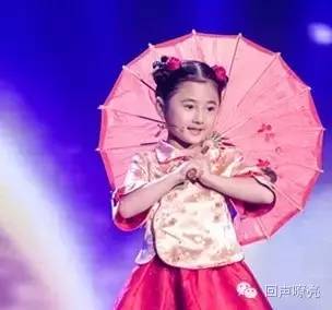 《天将雄狮》成龙的搭档小王子帅萌亮相!吕薇、赵忠祥节目现场吃西瓜