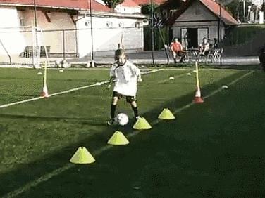 初中篮球基本功训练球感,人人必练的30种足球球感基本功