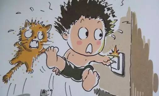 一熊孩子玩水管反被水管卡住,福建三明熊小孩