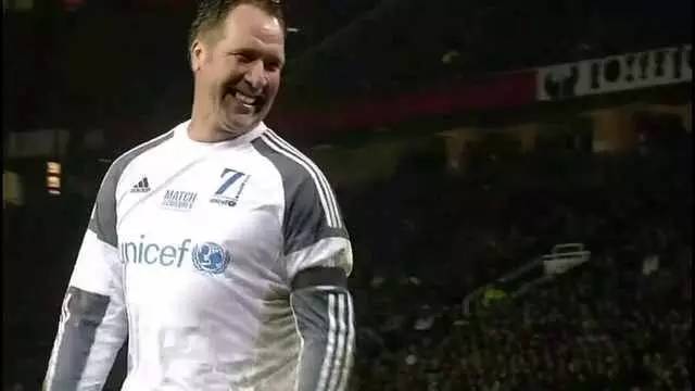 他们就这样坐在那条叫做青春的河流两岸相互看着对方