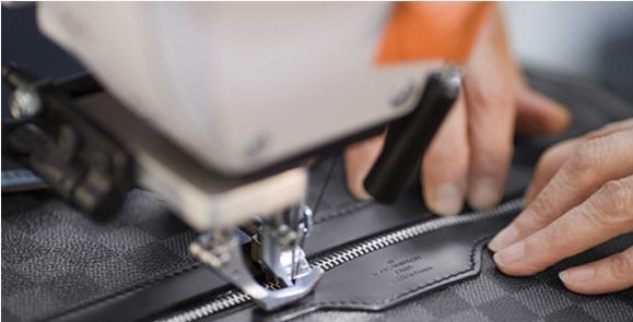 教你如何辨别奢侈品lv包的真假,lv皮带真假辨别最快的方法