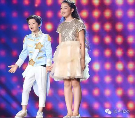 《天将雄狮》成龙的搭档小王子帅萌亮相!吕薇、赵忠祥节目现场吃西瓜