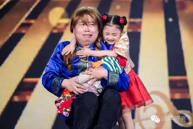 《天将雄狮》成龙的搭档小王子帅萌亮相!吕薇、赵忠祥节目现场吃西瓜