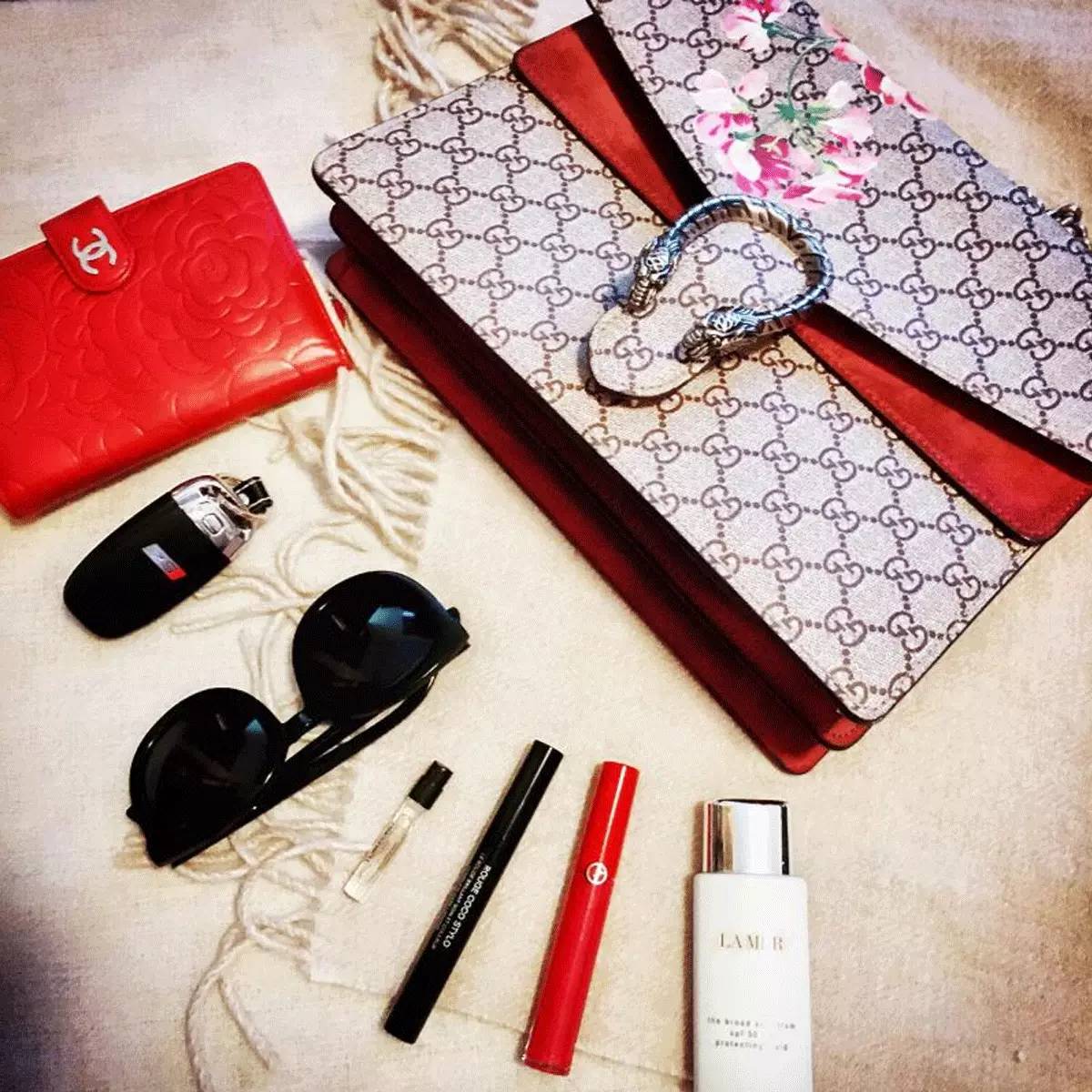 粉丝寄来了一箱包包,粉丝发来的包裹