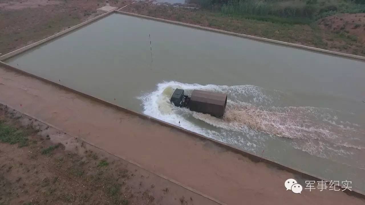 极限摩托帅气操作,极限驾驶汽车兵上演速度与激情