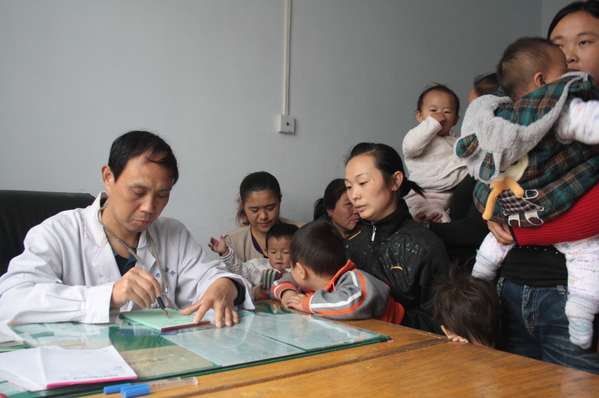 亲身体验儿科医生的一天，读完后我陷入了沉默