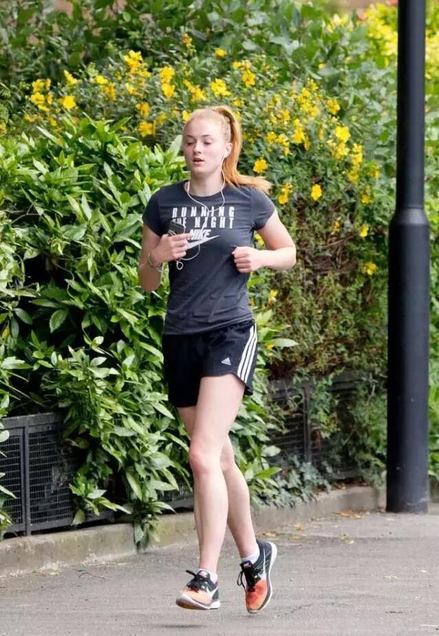 谁说“好女不过百”？这些“微胖界女神”只穿“它”就时髦又苗条