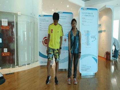 如果你的跑姿是这样的，小心你的膝盖｜三分钟课堂