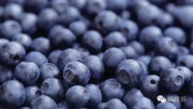 别喝红牛了，踢球的人，常吃这6种水果可以提高比赛成绩
