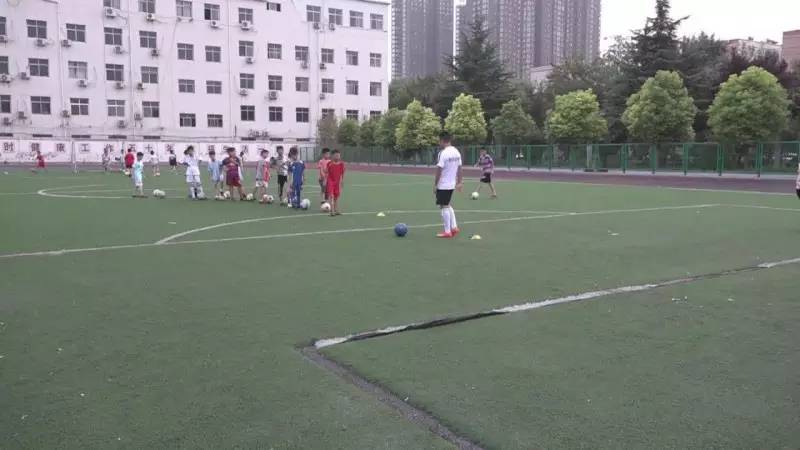 足球进校园的意义,足球进了校队