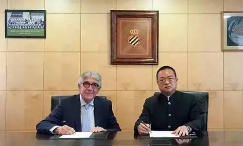 一天买了仨外国球队，中国老板为啥就爱玩个球