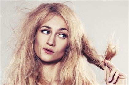 头发脆弱易断怎么保养理发店,头发受损严重易断怎么补救