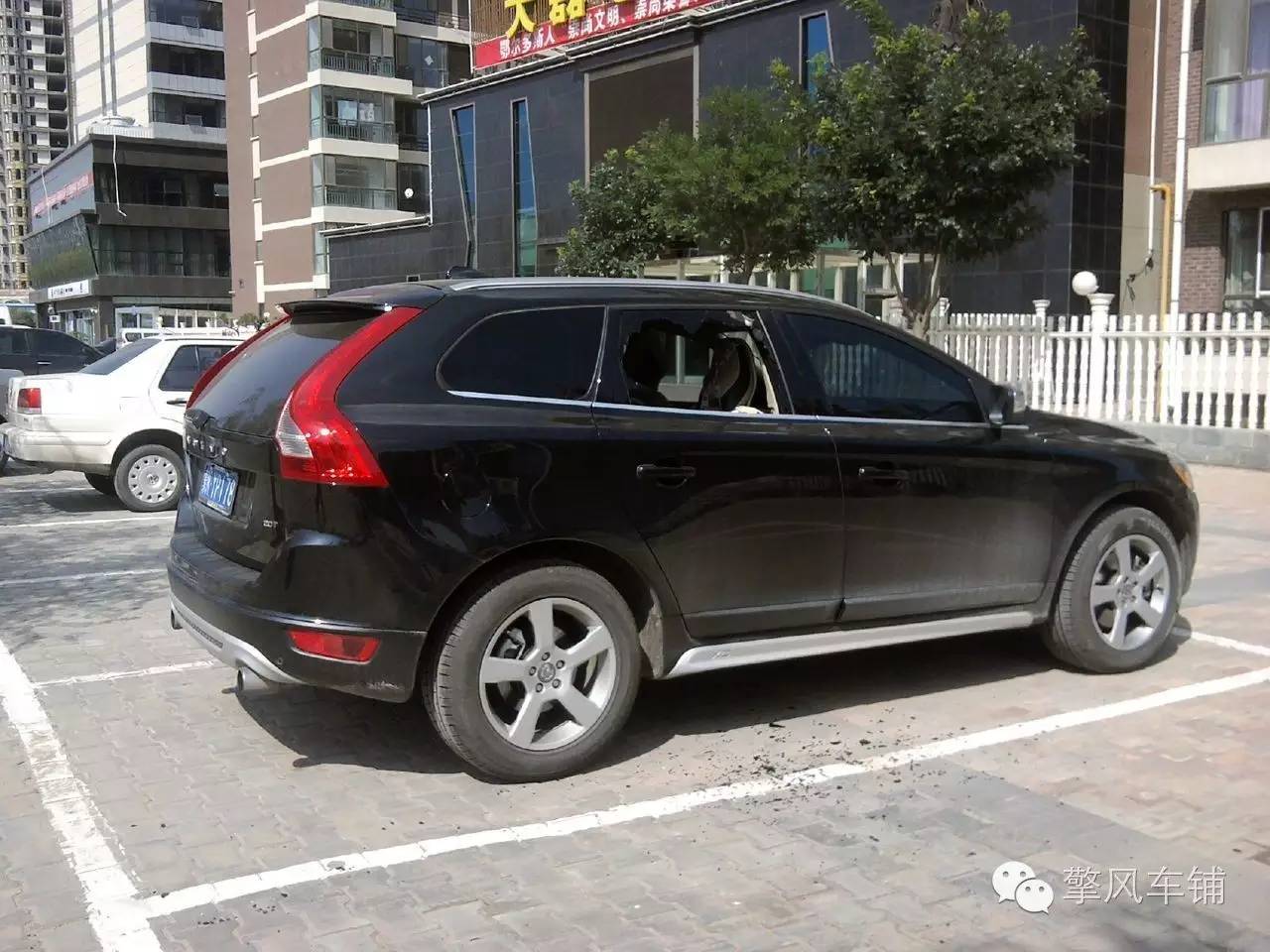 钥匙忘车里砸哪个玻璃,把车钥匙锁车里只能砸玻璃怎么办