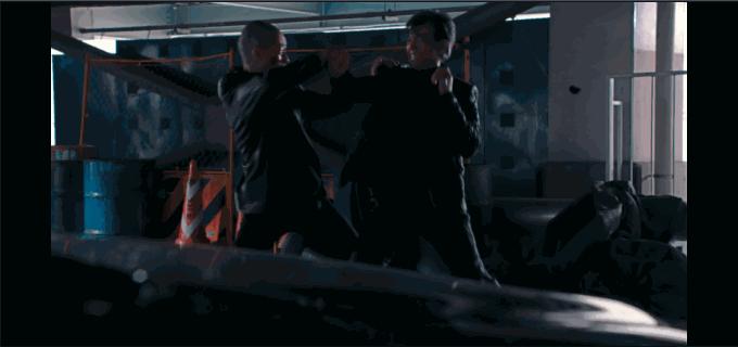 老牛吃嫩草!退休老警察凭什么获得年轻美少女疯狂垂青?