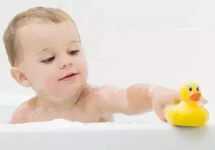 孩子不洗澡该怎么引导,如果小孩不洗澡会导致什么