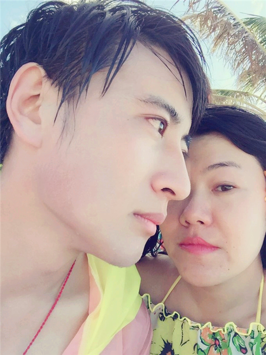 三亚旅行结婚纪念日,小两口结婚纪念日在家过二人世界