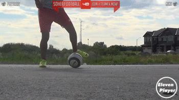 足球左扣右拨变向运球过人,足球变向摆脱技巧图解