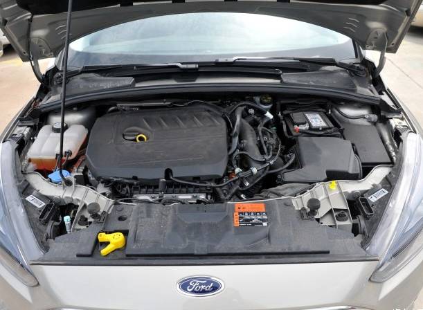 福克斯和科鲁兹哪个品牌质量好些,两厢经典福克斯和科鲁兹测试