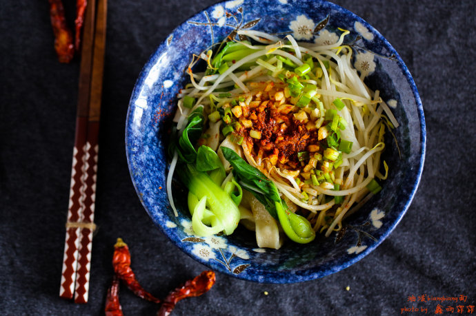 张艺谋谈油泼面,张艺谋闫妮油泼面