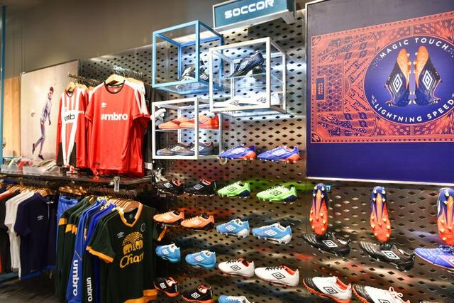 英超各球队球衣球鞋赞助商,英超第一轮战靴