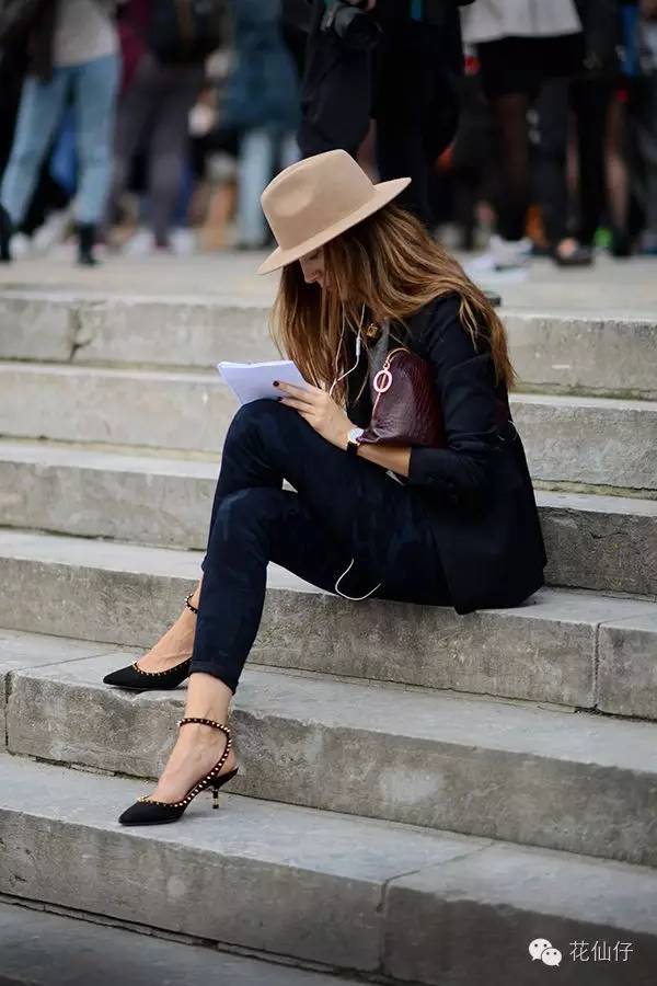 一穿高跟鞋走路就外八怎么办,女人穿高跟鞋不会走路