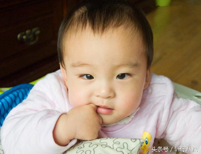 宝宝爱吃手指怎么办？五招纠正宝宝的“吮指癖”