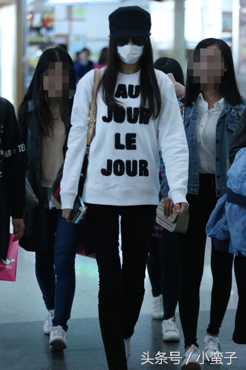 唐嫣机场卫衣搭风衣,唐嫣穿卫衣变运动系