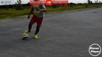 足球左扣右拨变向运球过人,足球变向摆脱技巧图解