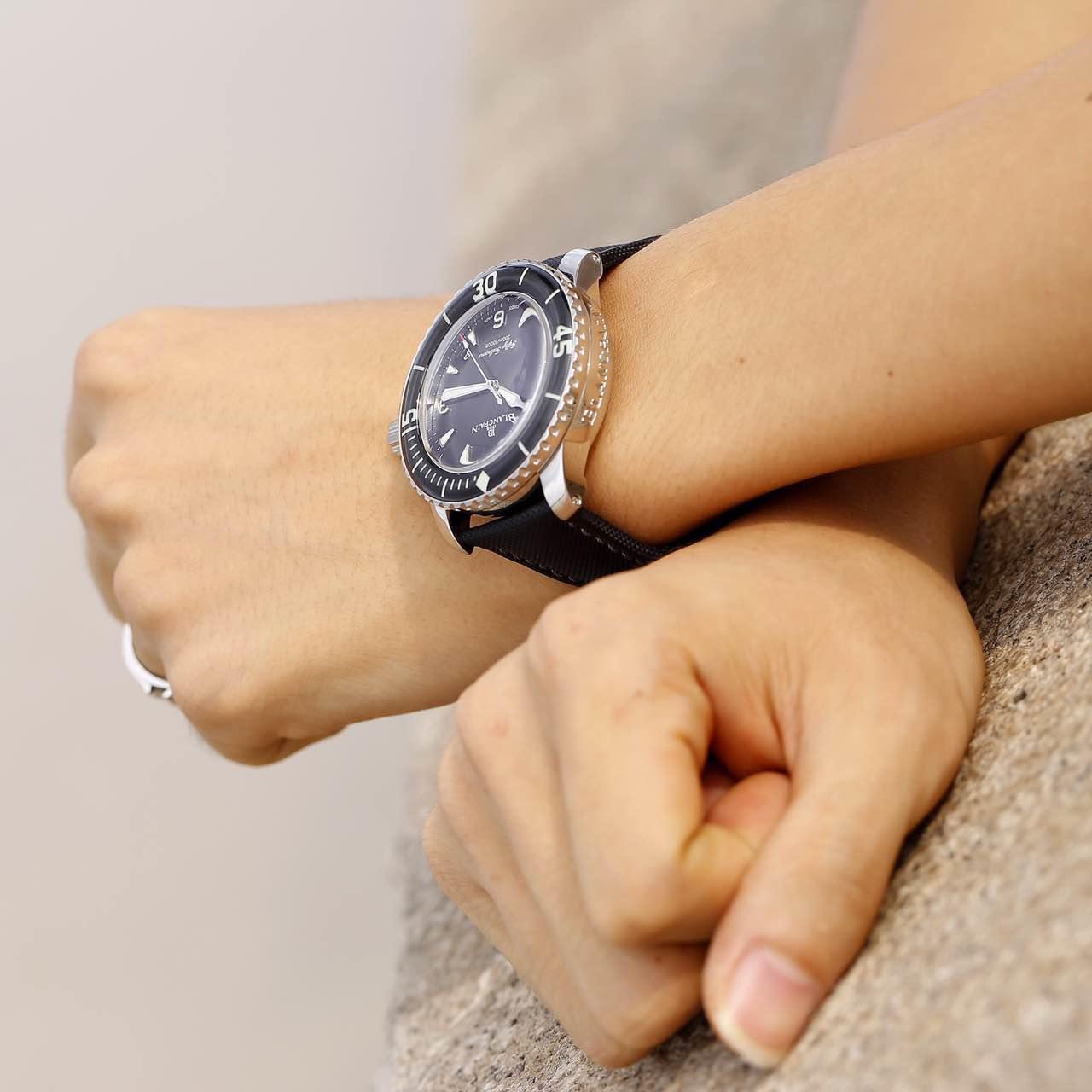 男人最好的名片是自己身边的女人,男人手腕戴的玉腕牌