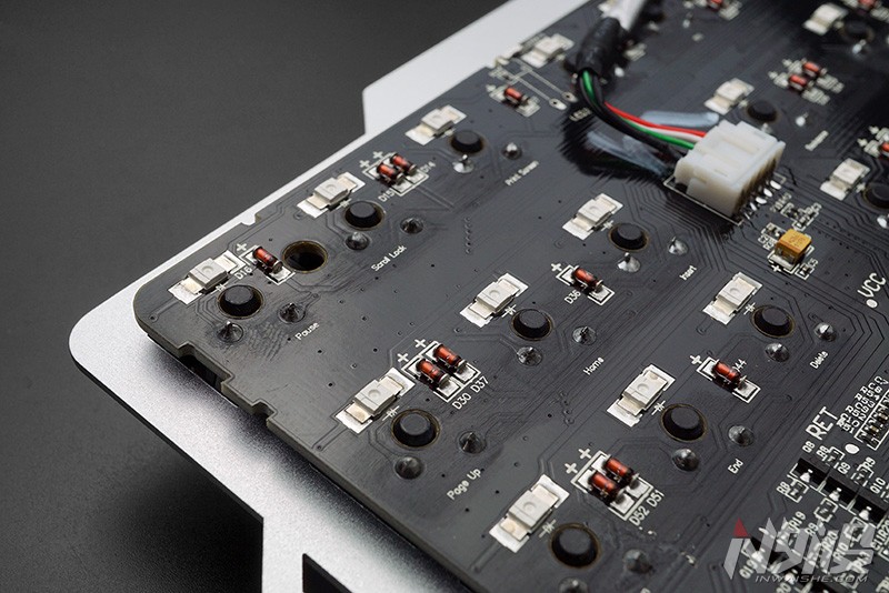 键盘也玩水冷?达尔优水耀EK815机械键盘拆解评测