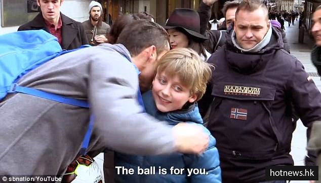 C罗扮成游民在街上踢球把妹还被拒绝