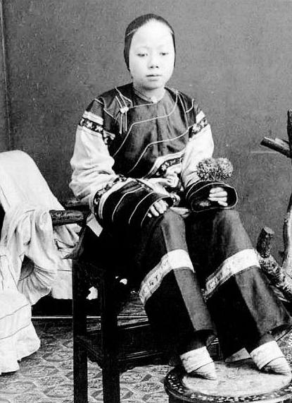 古代女子到底为什么要缠足简介,古代女子缠足的真正原因