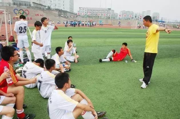 踢球时喝什么水,踢足球前为什么不要喝太多水