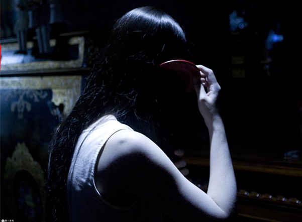 头七夜，她看到闺蜜在镜子前静静地梳头