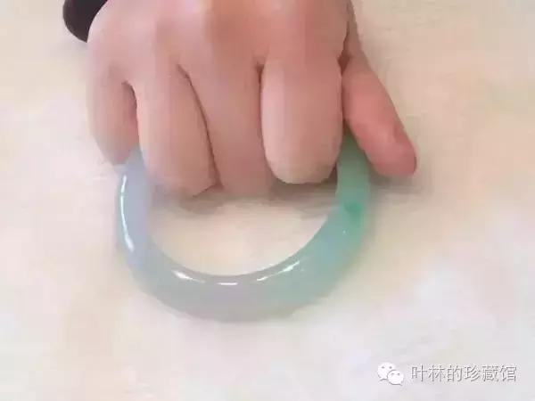 翡翠手镯和手表如何佩戴,女人佩戴翡翠手镯的图片