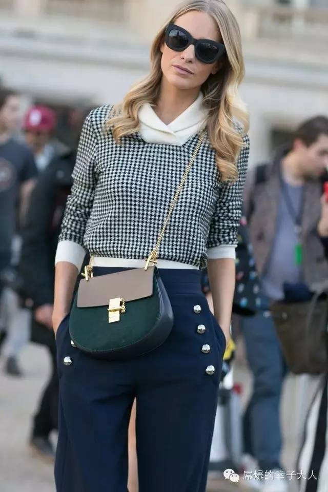 最时髦的人都在背两个包出门,最近都在背网红包包