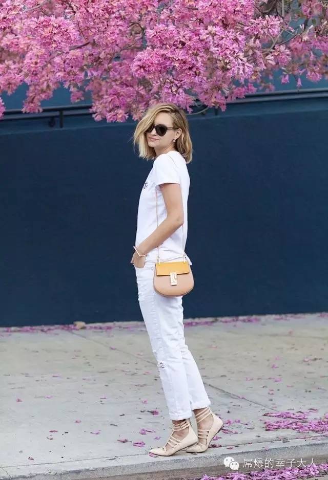 最时髦的人都在背两个包出门,最近都在背网红包包