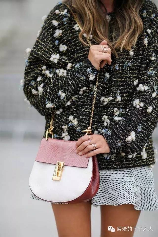 最时髦的人都在背两个包出门,最近都在背网红包包