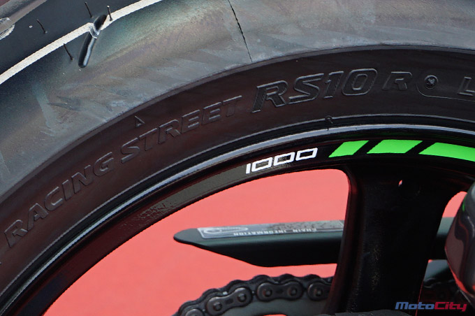 2010年川崎zx-10r多少个缸,川崎zx-10r新手可以驾驭吗