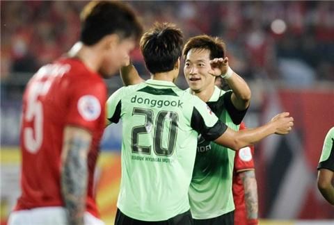 2002年十强赛李玮锋头球,04年东亚四强赛李玮锋