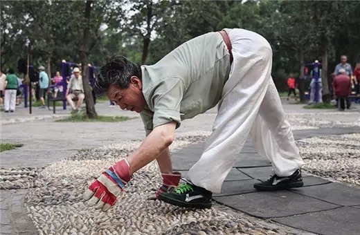 高手在民间大爷玩健身器材,民间健身器材达人